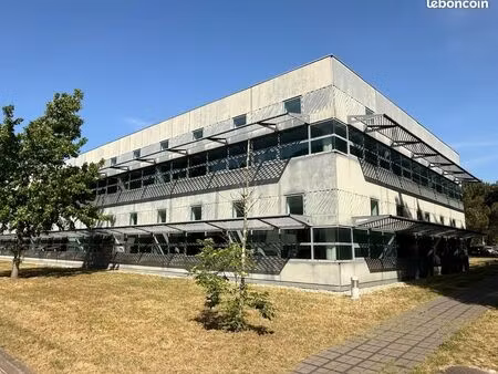 dans parc tertiaire arboré bureaux de 215 m2 rénovés et climatisés
