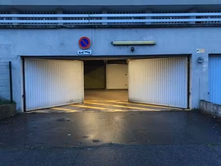 garage fermé sécurisé à louer