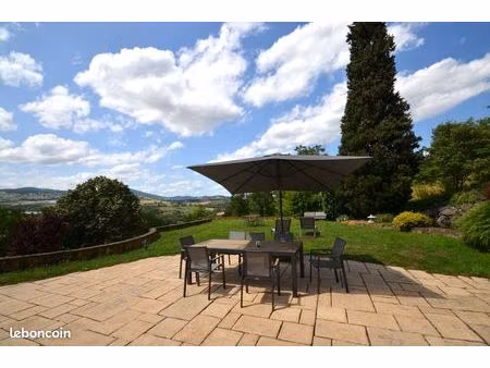 maison de 297 m2 avec 2 entrées séparées ( possibilité d'activité professionnelle )