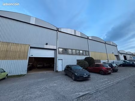 à louer – local d'activités de 700 m² – saint-priest / excellente accessibilité