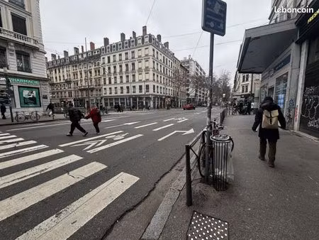 local commercial 1 000 m²