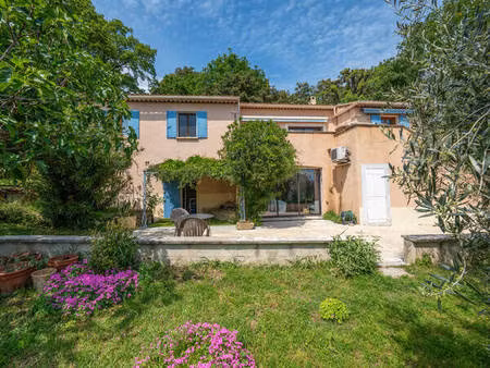 villa t5 + t3 avec vue dégagée  piscine et immense garage