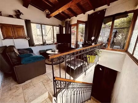 maison de village en pierre avec terrasse et garage.