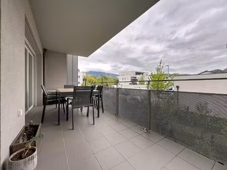 varces t3 avec terrasse et stationnement dans immeuble récent
