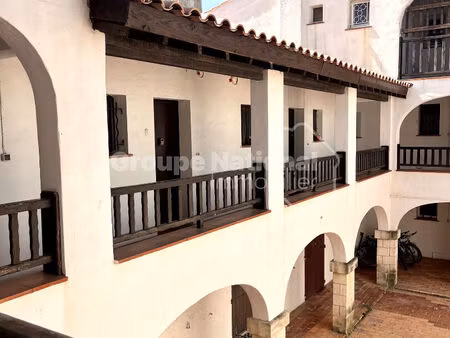 appartement t2 de 37 m2 avec balcon  entièrement rénové et meublé  saintes maries de la me