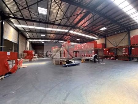 entrepot 2100m2 a louer lisses
