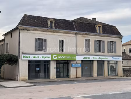 un local commercial composé d'une pièce à usage de magasin 