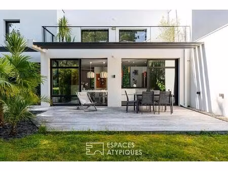 maison contemporaine avec piscine intérieure  terrasse sud et prestations haut de gamme