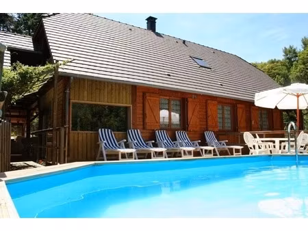 belle maison en bois et son gîte  situation idéale !