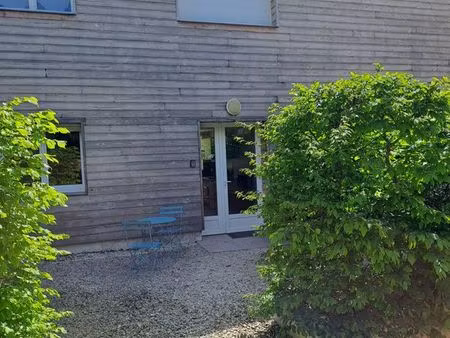 f2 meublé  en rez de chaussée  dans résidence calme avec courette privative