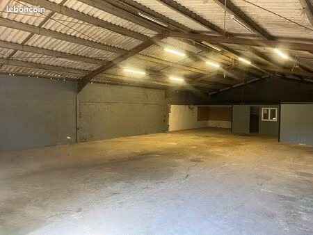 bâtiment stockage 250 m2 plus terrain