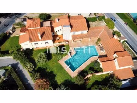propriété de prestige  piscine  jardin  centre-village