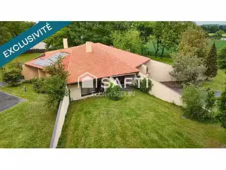 maison d'architecte de 228 m2 édifiée sur une propriété arborée de 5384 m2 constructible a