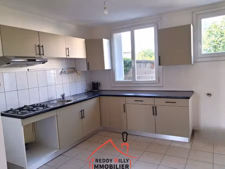 maison de ville  2 ch + bureau  jardin avec dépendance