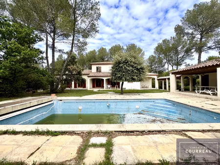 villa de caractère de 281 m2 sur parcelle arborée de 2 000 m