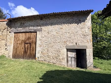 grange dans village à rénover avec plus de 10 000 m² de terrain
