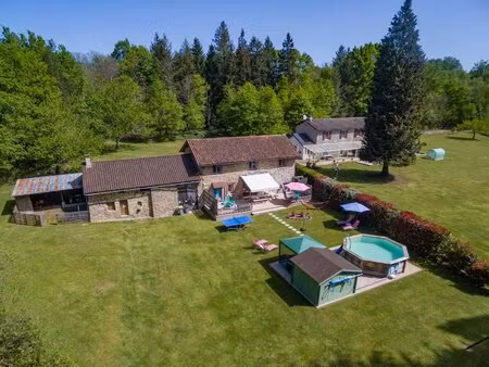 deux maisons individuelles situées au cœur d'un charmant domaine privé et d'un bois de 2 h
