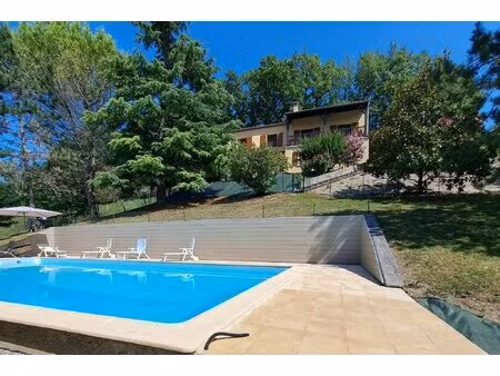 vue panoramique exceptionnelle - propriété parfaitement entretenue avec piscine près de pe