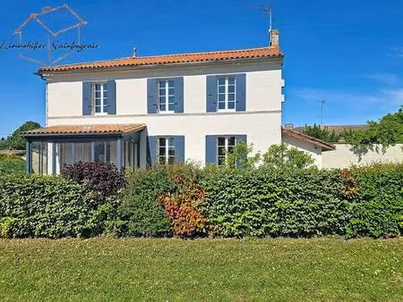 maison traditionnelle en pierre