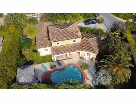 dans un quartier prisé au sud de vence  trés jolie villa de 6p avec piscine et garage