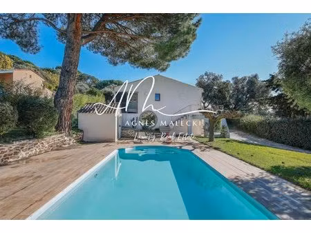 super lavandou villa de plain-pied avec beau terrain plat piscine moderne !