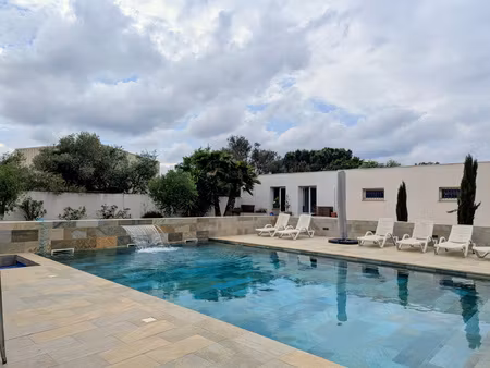 villa contemporaine haut de gamme avec piscine  jacuzzi et p