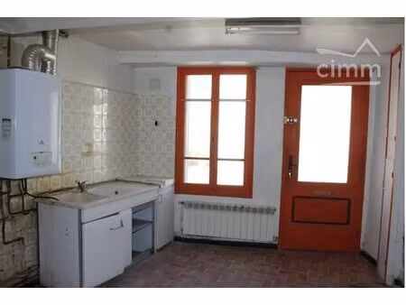 a vendre une maison de village avec un jardin et un toit terrasse
