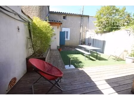 a vendre maison de village rénovée avec terrasse et cour