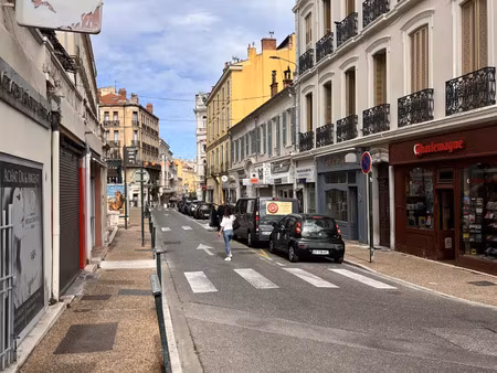 vente commerce 29 m² hyères (83400)