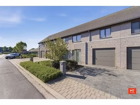 recente  instapklare woning met 3 slpk  zonnige tuin en garage op het einde van een doodlo