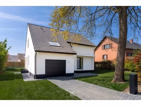 ruime  volledig gerenoveerde gezinswoning met tuin op een ideale locatie!