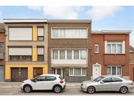 ruime woning met drie slaapkamers en terras