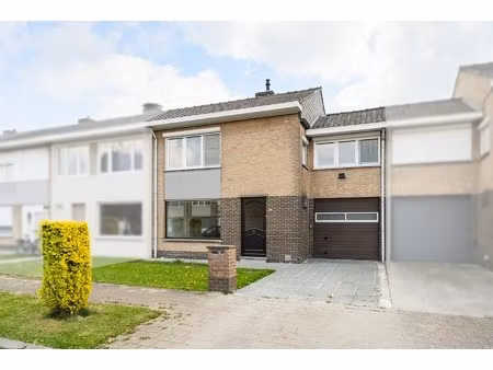lichtrijke woning met 4 slaapkamers  garage en verzorgde tuin.