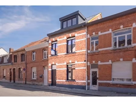 volledig vernieuwde woning met 4 grote slaapkamers en tuin