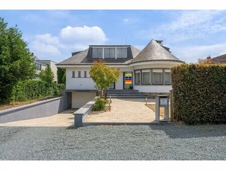 ** in optie ** karaktervolle villa met 6 slaapkamers  tuin en ruime loods