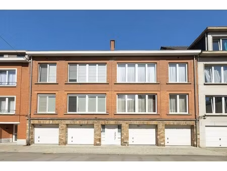 mooie volumes en grote tuin  een zeldzaamheid in de stad