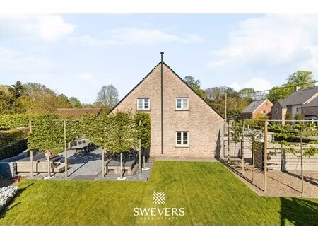 instapklare woning met prachtig aangelegde tuin en bijgebouw in helchteren