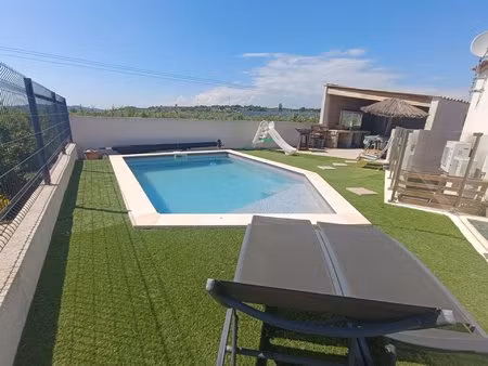 villa de plain pied avec piscine chauffée  très grand garage  3 chambres et un studio à...