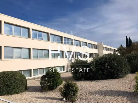 location local professionnel 93m²