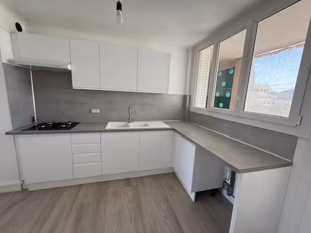 location appartement 4 pièces 75m² hyeres 83400