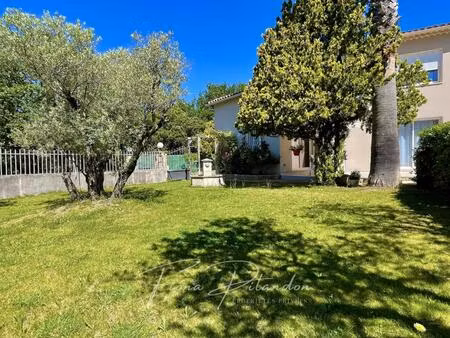 villa lumineuse avec piscine et dépendance sur terrain paysager