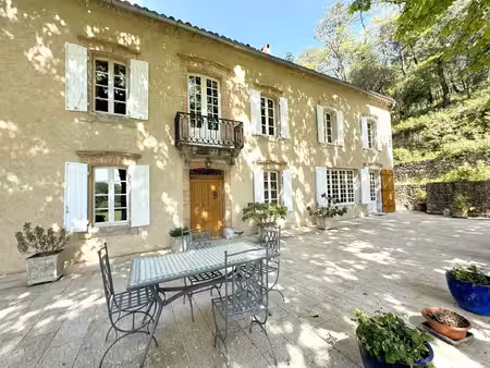 maison de maître et son domaine sur 24 hectares.