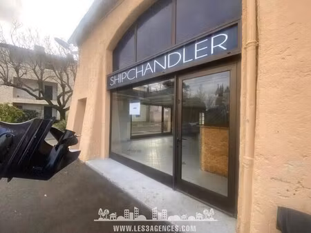 location commerce grimaud 83310 130m²