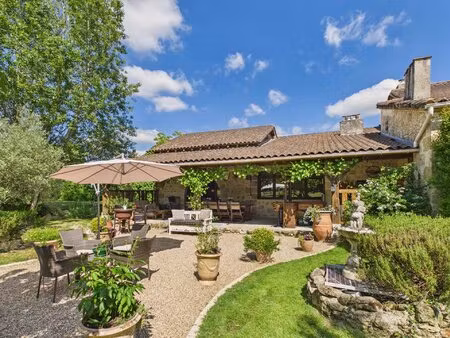 charmante maison médiévale avec appartement indépendant dans un cadre villageois...