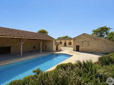 propriété en pierre  gîte et piscine  au calme.