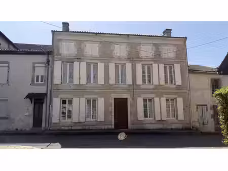 maison de maitre avec jardin et dépendance .