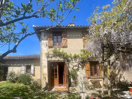 petite maison style ancienne  3 dépendances en bon état