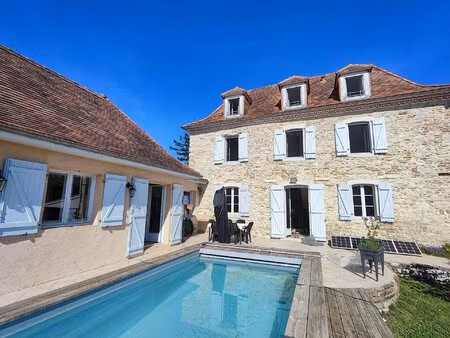 ancienne maison de maître avec piscine et vue sur la campagne vallonnée