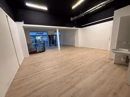 location commerce paris 75018 72m²