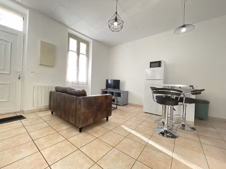 logement entierement repeint et meuble au rdc !!!